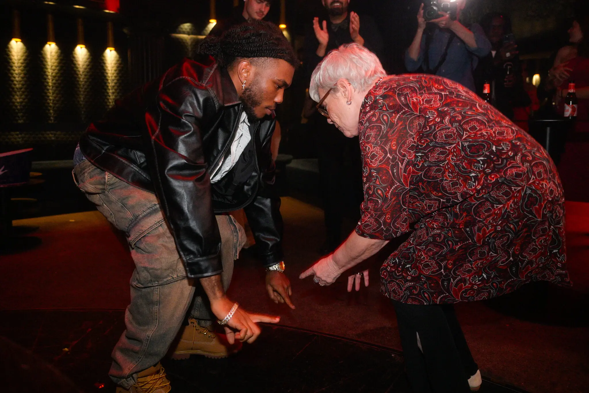 За лічені хвилини після прибуття до «Мірано» кілька мешканців вже танцювали на танцполі